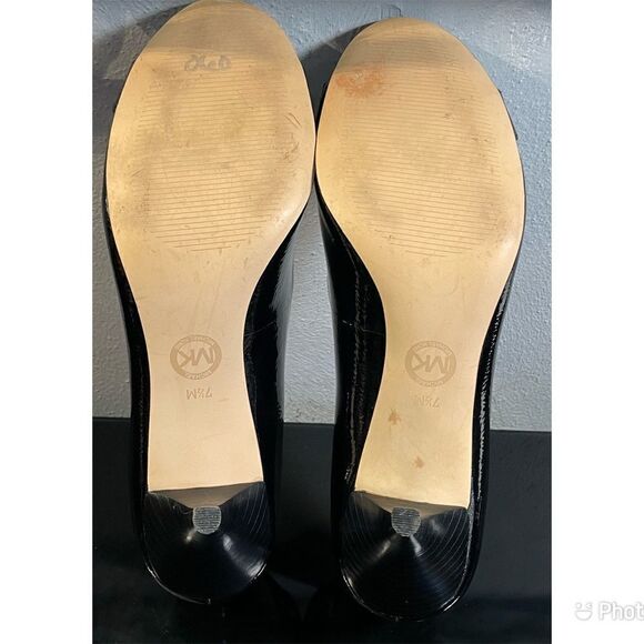 Michael Kors Michael Monogram Black Patent Leather Pumps Logo Silver Buckle 7.5M - Picture 2 of 11
